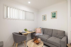TV - Clean 1 Bdr Apt w/ AC & Kitchen | Parking | 339AF1 (Rocklea)