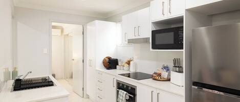 Réfrigérateur, micro-ondes, four, plaque de cuisson