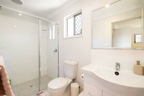 Shower, hair dryer, soap, shampoo - 1 Bdr Apt w/ AC | Covered Parking | 531AF1 (Rocklea)