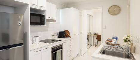 Refrigerador, microondas, horno y parrilla de estufa