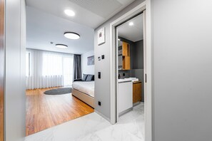 Superior Apartment | Desk, laptop workspace, iron/ironing board, free WiFi - City Pop 2Night Prague - Self check-in (Prague)