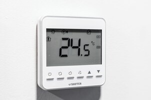 Termostato digital mostrando 24,5°C.