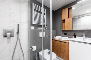 Classic Studio | Bathroom | Shower, hair dryer, towels, soap - City Pop 2Night Prague - Self check-in (Prague)