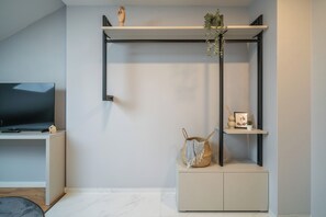 基础开间 | 起居区 | 32-英寸智能电视（配备卫星频道）