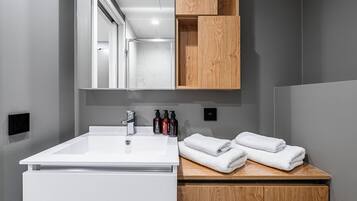 Superior Apartment | Bathroom | Shower, hair dryer, towels, soap