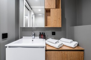 Apartamento superior | Banheiro | Chuveiro, secador de cabelo, toalhas de banho, sabonete