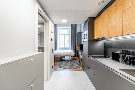 1 habitación, escritorio y espacio para trabajar con laptop