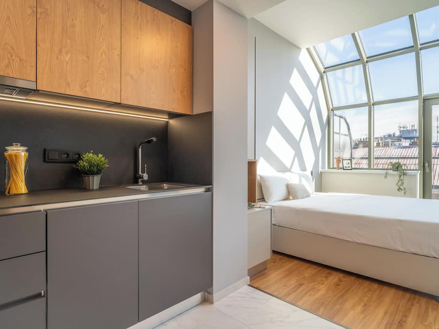 Escritorio y espacio para trabajar con laptop