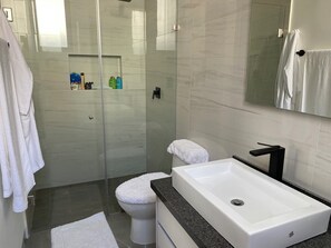 Articles de toilette écologiques, séchoir à cheveux, serviettes fournies