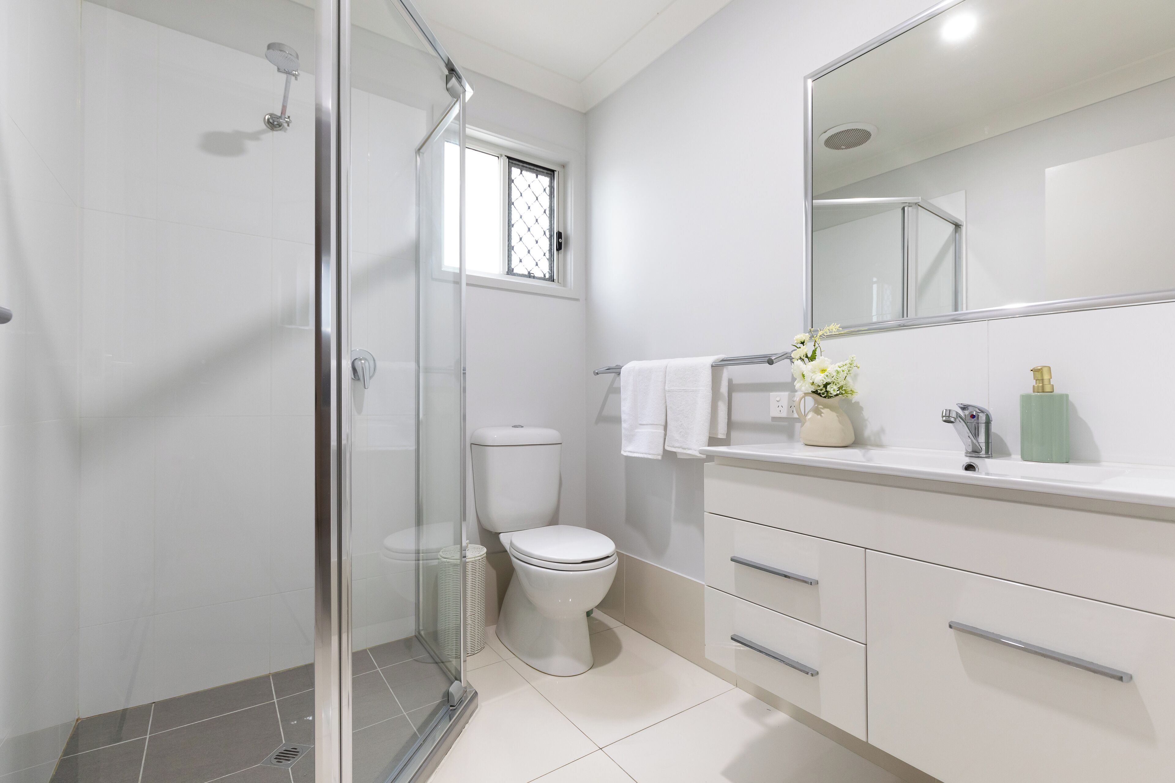 Secador de pelo, toallas, jabón, shampoo