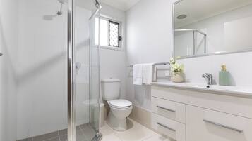 Secador de pelo, toallas, jabón, shampoo