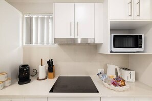 Fridge, microwave, oven, stovetop - Clean 1 Bdr Apt w/ AC & Kitchen | Parking | 139AF1 (Rocklea)