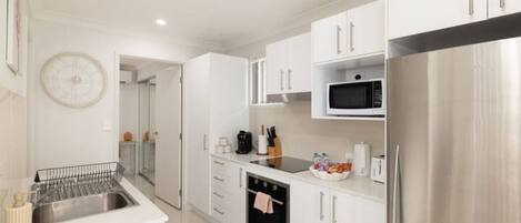 Refrigerador, microondas, horno y parrilla de estufa