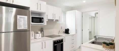 Réfrigérateur, micro-ondes, four, plaque de cuisson