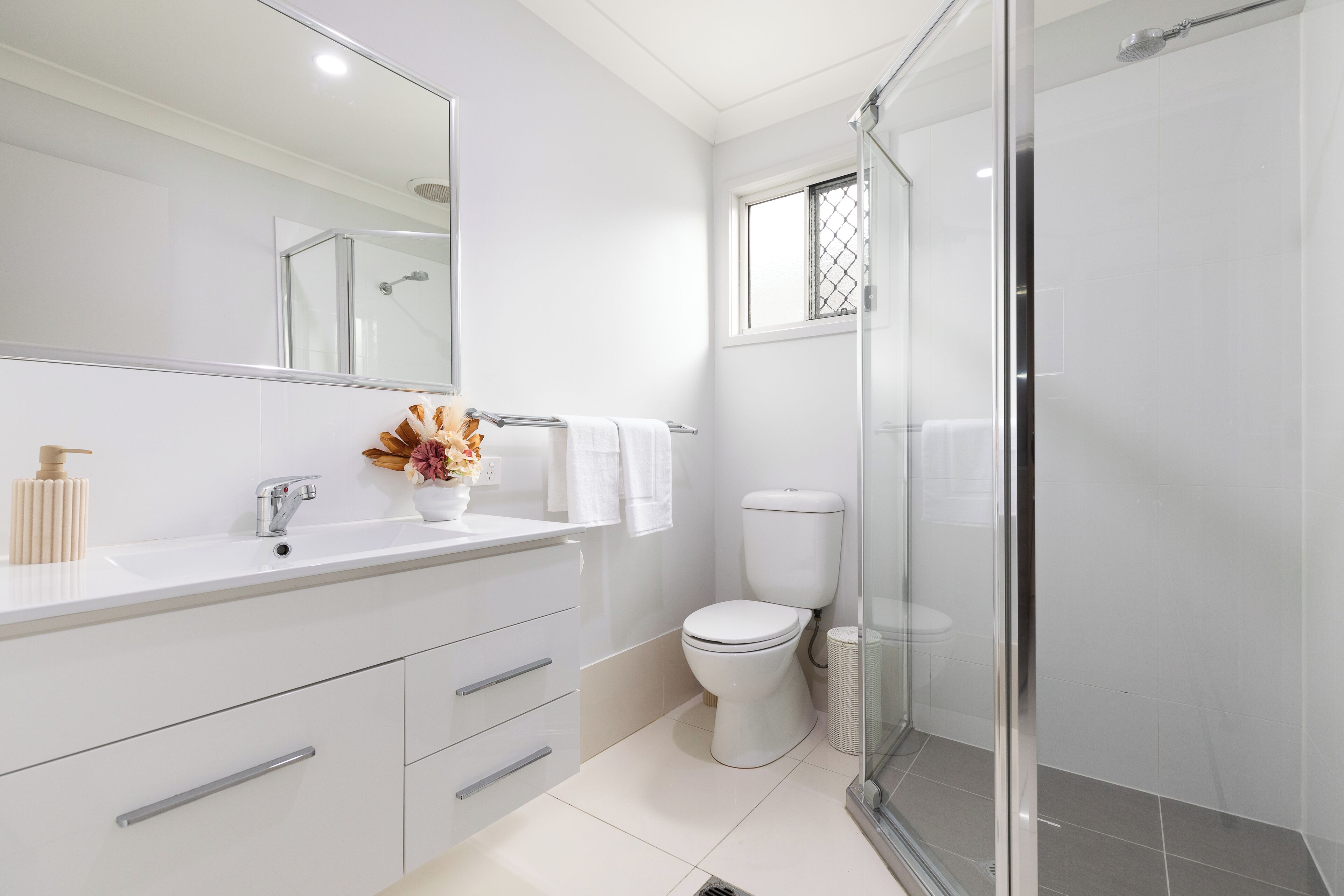 シャワー、ヘアドライヤー、石鹸、シャン  プー