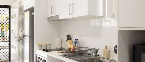 冷蔵庫、電子レンジ、オーブン、コンロ