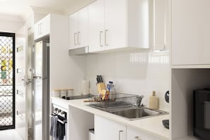 Refrigerador, microondas, horno y parrilla de estufa