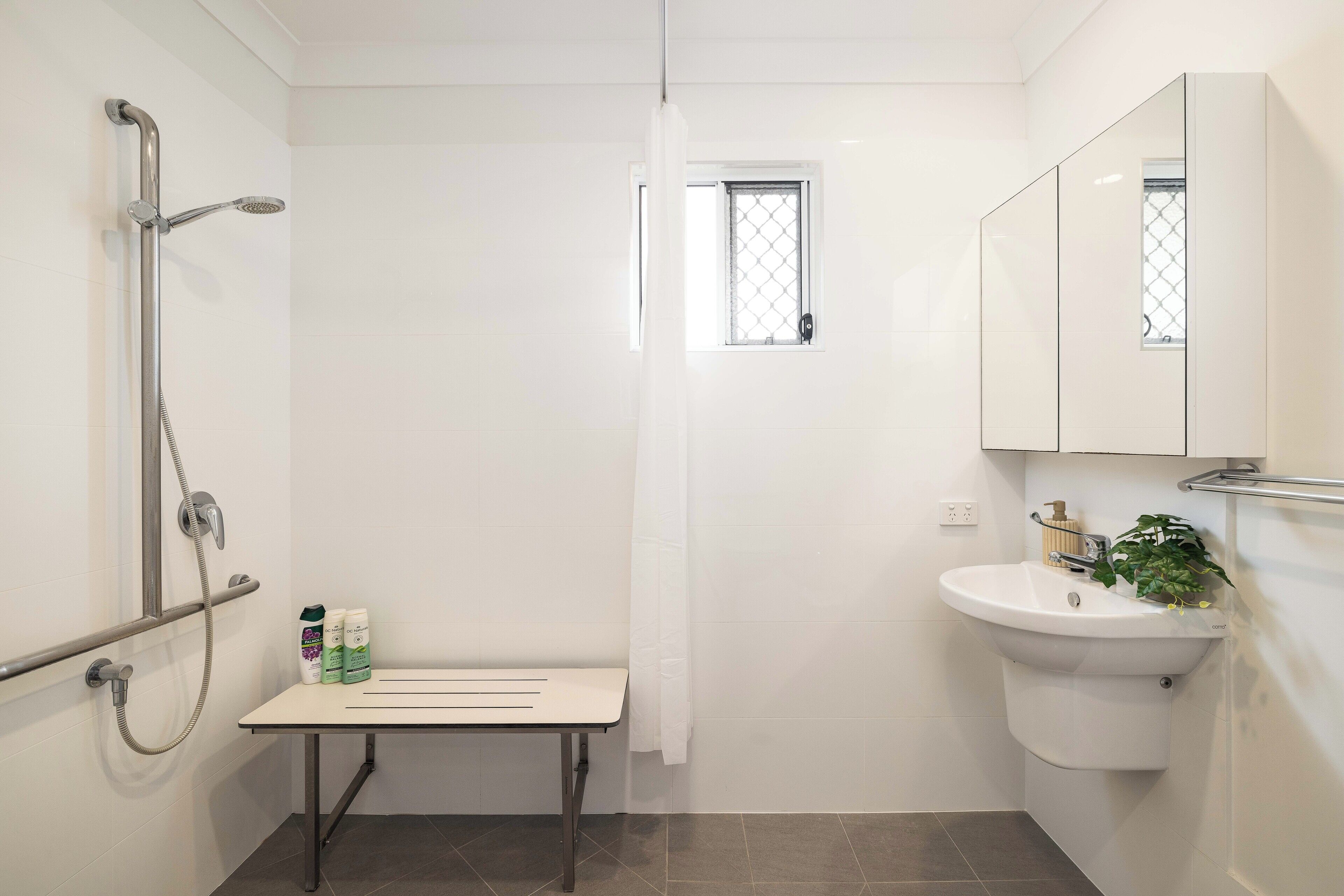 Haartrockner, Handtücher, Seife, Shampoo