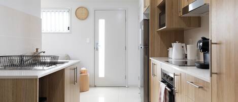 冷蔵庫、電子レンジ、オーブン、コンロ