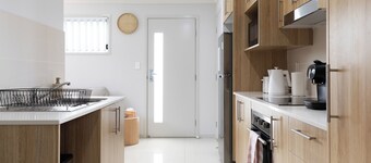 Clean 1 Bdr Apt w/ AC & Kitchen | Parking | 139F1