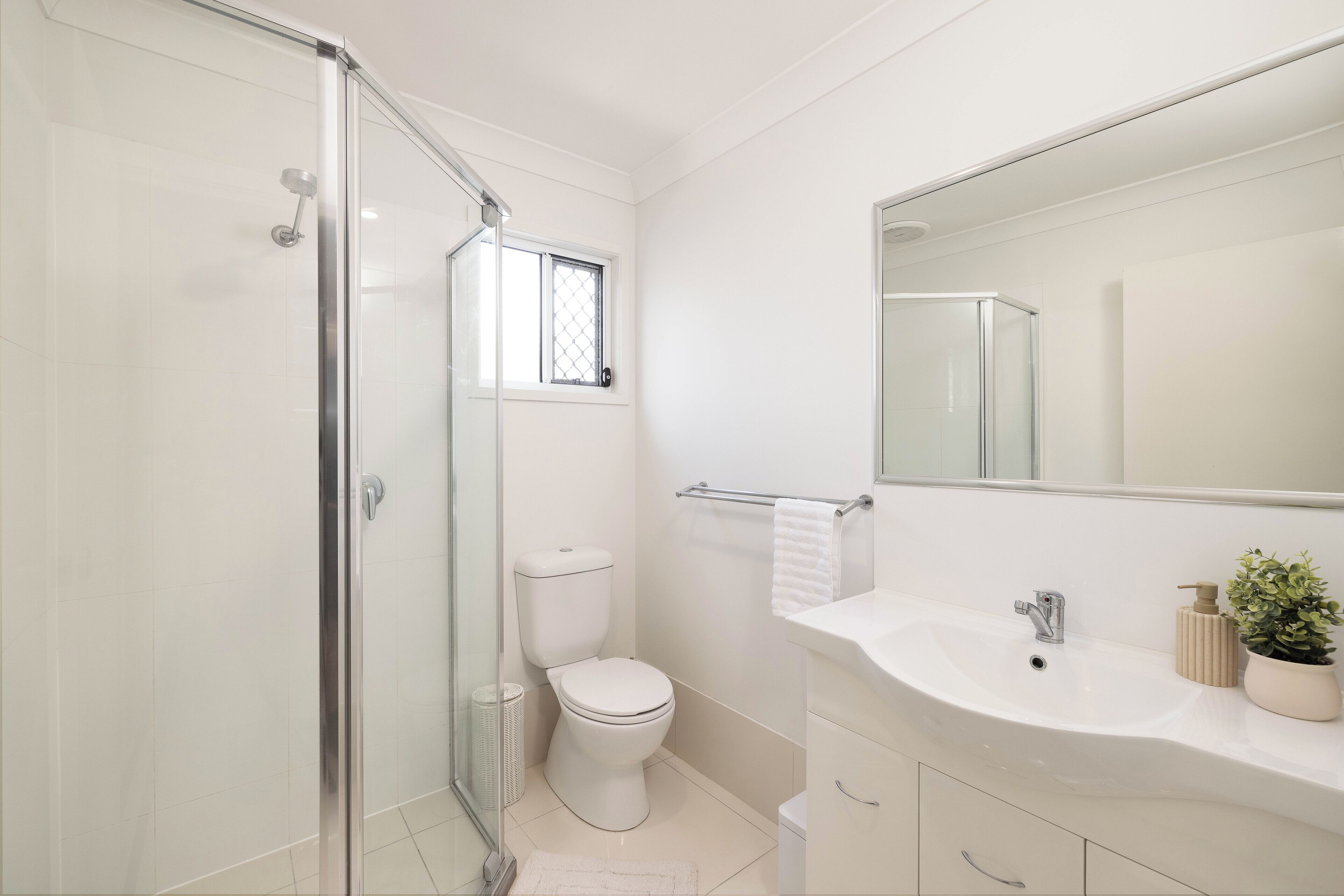 Secador de pelo, toallas, jabón, shampoo