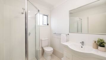 Hårtork, handdukar, tvål och schampo