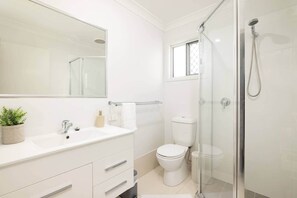 Sèche-cheveux, savon, shampoing, papier toilette