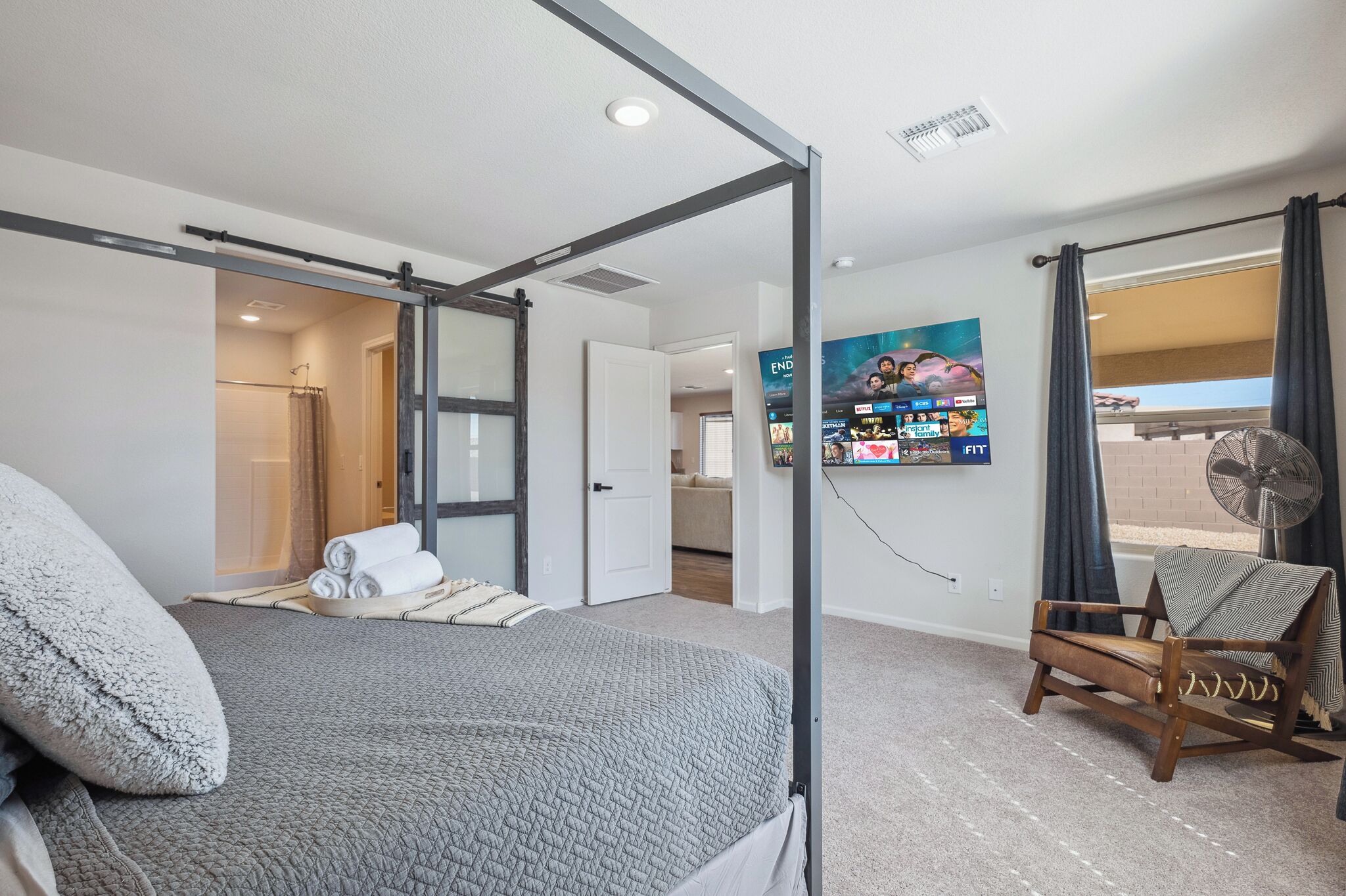 3 عدّة غرف نوم وواي فاي وملاءات أسرّة