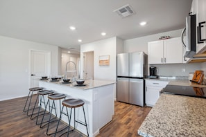 Fridge, stovetop, dishwasher, cookware/dishes/utensils - Mohave Valley New-Build 3 bedroom Prado Ranch (Mohave Valley)