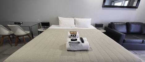 1 slaapkamer, een strijkplank/strijkijzer, gratis wifi, beddengoed