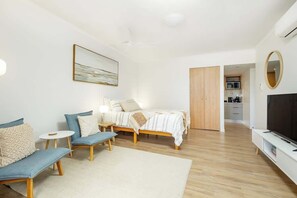 Iron/ironing board, WiFi, bed sheets