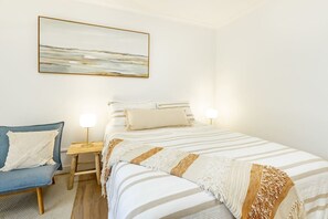 Silitysrauta/-lauta, Wi-Fi, vuodevaatteet