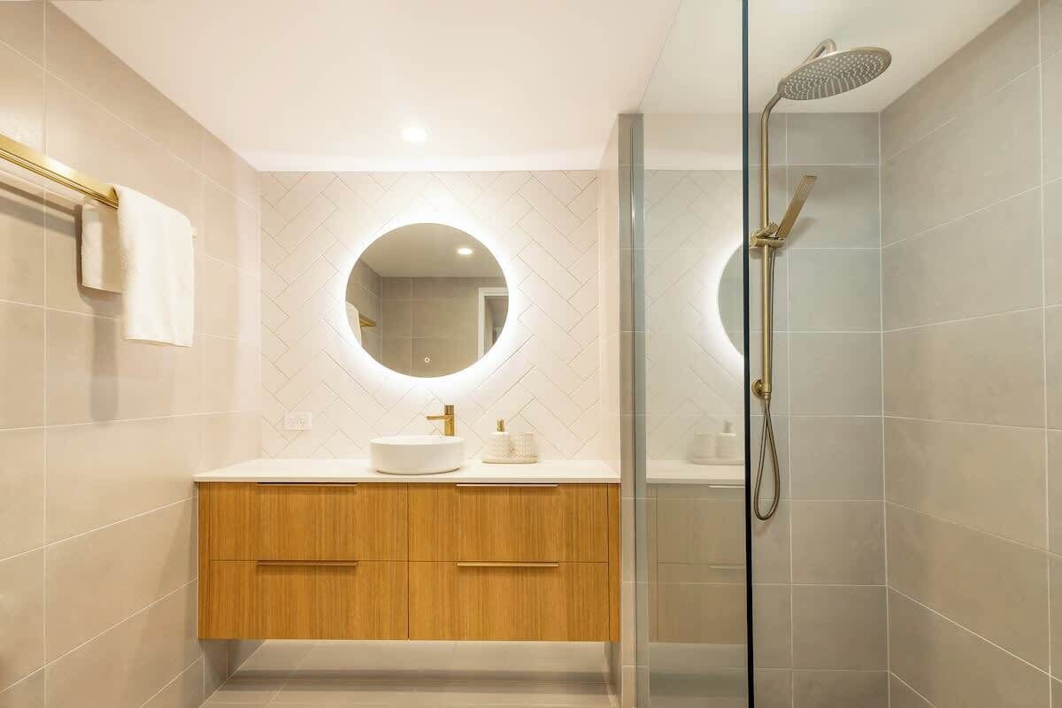 Een douche, een haardroger, shampoo