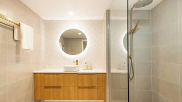 Een douche, een haardroger, shampoo