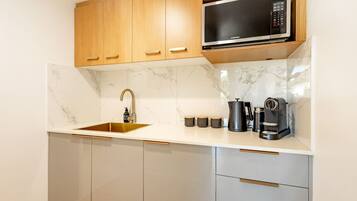 Een koelkast, een magnetron, een koffiezetapparaat/waterkoker