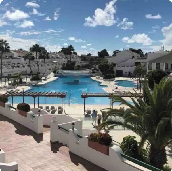 Una piscina al aire libre, una piscina climatizada