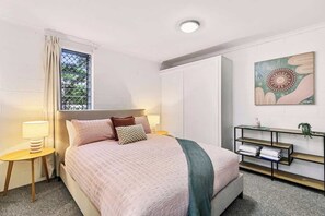Iron/ironing board, free WiFi, bed sheets - Cairns Retro Studio Charm in Edge Hill (Edge Hill)