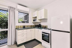 Fridge, microwave, oven, stovetop - Cairns Retro Studio Charm in Edge Hill (Edge Hill)