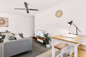 Smart TV - Cairns Retro Studio Charm in Edge Hill (Edge Hill)