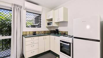 Kylskåp, mikrovågsugn, ugn och spishäll