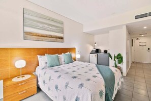 Tabla de planchar con plancha, wifi gratis y ropa de cama 