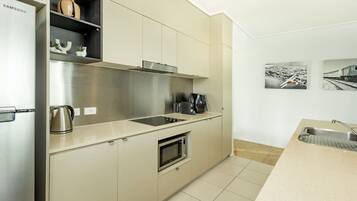 Køleskab, mikrobølgeovn, kogeplade, opvaskemaskine