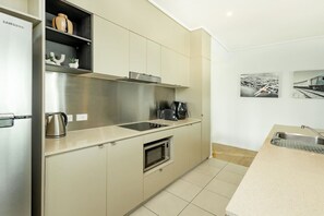 Fridge, microwave, stovetop, dishwasher