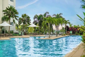 Outdoor pool - Cairns City Ocean View 1 BR Sleeps 4 Spacious Apt (Cairns City)