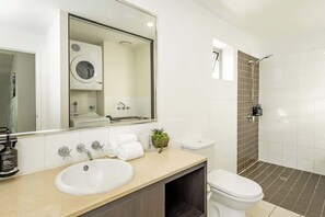 Shower, hair dryer, shampoo - Cairns City Ocean View 1 BR Sleeps 4 Spacious Apt (Cairns City)