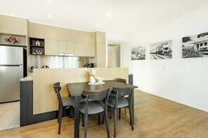 Dining - Cairns City Ocean View 1 BR Sleeps 4 Spacious Apt (Cairns City)