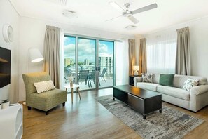 Smart TV - Cairns City Ocean View 1 BR Sleeps 4 Spacious Apt (Cairns City)