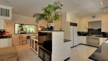 Réfrigérateur, micro-ondes, cafetiÚre/bouilloire, bouilloire électrique