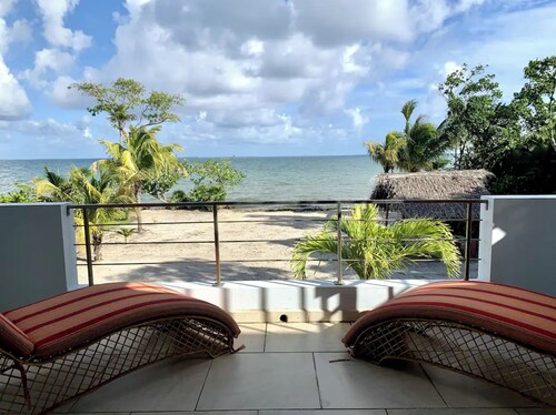 Beachfront Paradise: Pool, Sand Volleyball & Rooftop