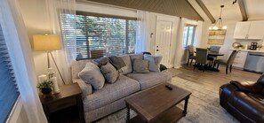Living area - Charming and Cozy 2-bedroom house in Seaview, sleeps up to 5 people!!! (Seaview)